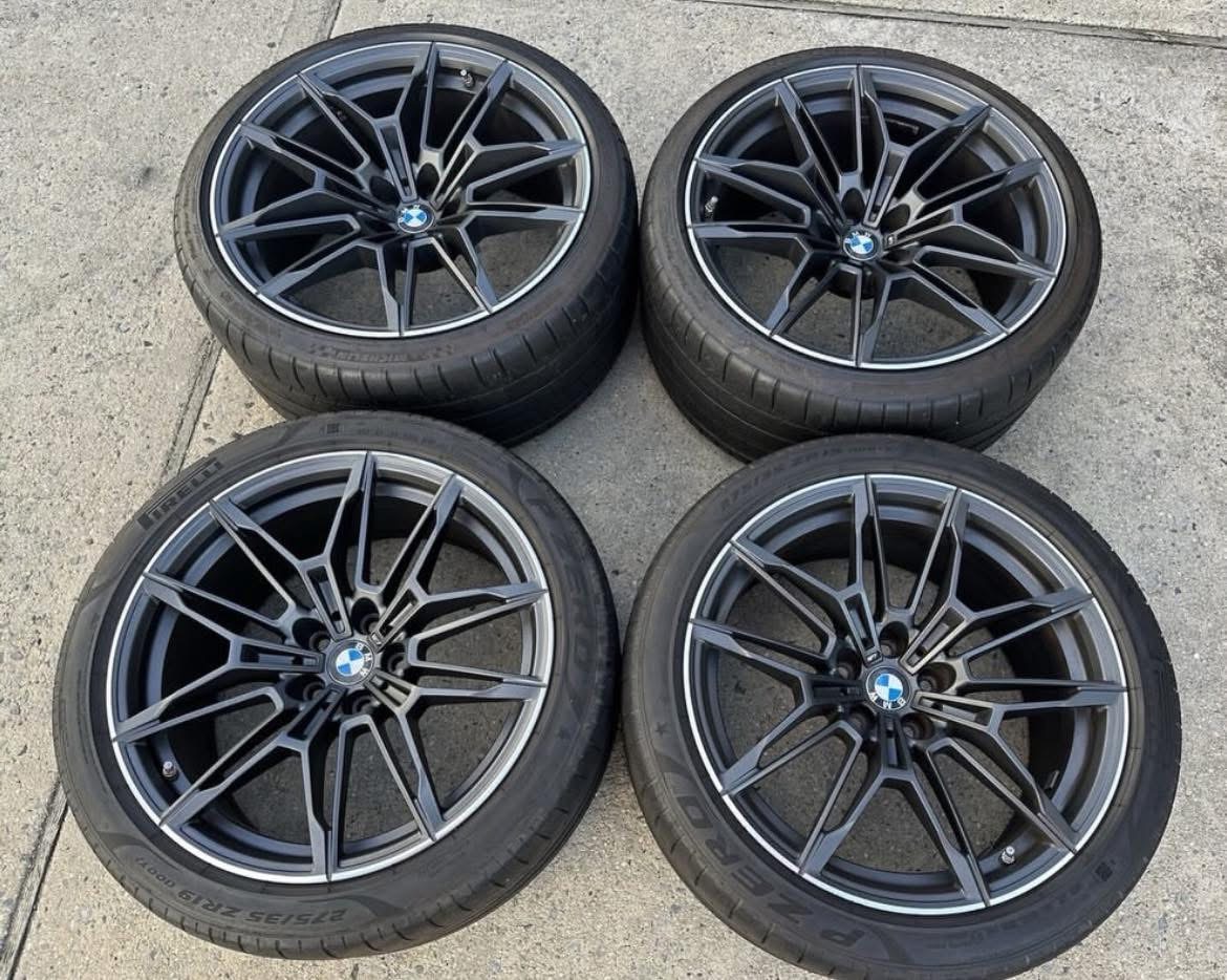 Jantes et pneus de compétition d'origine 